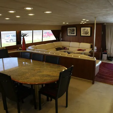 Yacht 'perseus Star' Úszó hotel
